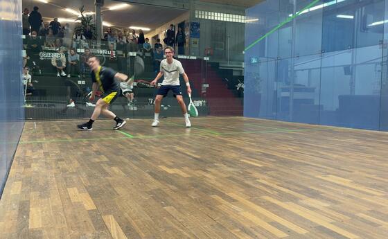 Yannik Omlor im Duell mit Leandro Vogel