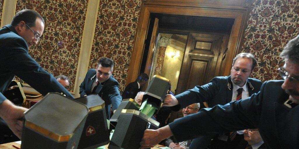 Die Ratsweibel verteilen die ausgefüllten Wahlzettel während einer Bundesratswahl auf den Tisch der Stimmenzähler. Am 5. Dezember wird es wieder soweit sein. Noch steht nicht abschliessend fest, wer sich für die zwei freiwerdenden Sitze in der Landesregierung bewerben wird. (Archivbild) Die Ratsweibel verteilen die ausgefüllten Wahlzettel während einer Bundesratswahl auf den Tisch der Stimmenzähler. Am 5. Dezember wird es wieder soweit sein. Noch steht nicht abschliessend fest, wer sich für die zwei freiwerdenden Sitze in der Landesregierung bewerben wird. (Archivbild)