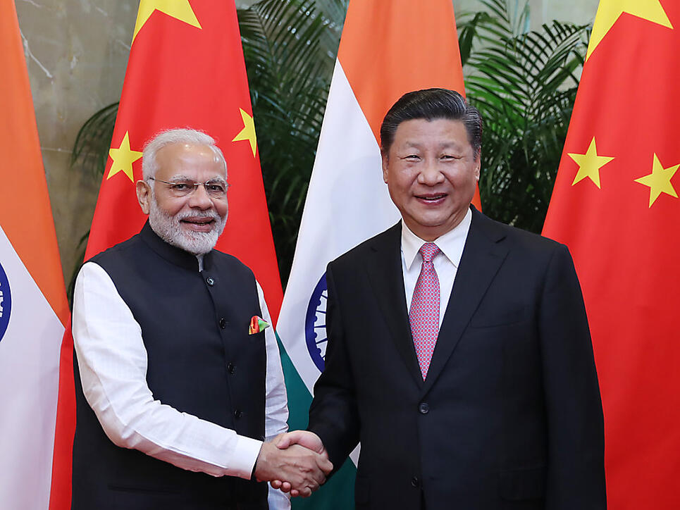 Indiens Regierungschef Narendra Modi (l) und Chinas Präsident Xi Jinping einigten sich auf eine friedliche Beilegung der Grenzstreitigkeiten zwischen den beiden Ländern.