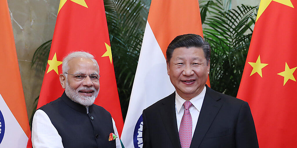 Indiens Regierungschef Narendra Modi (l) und Chinas Präsident Xi Jinping einigten sich auf eine friedliche Beilegung der Grenzstreitigkeiten zwischen den beiden Ländern.