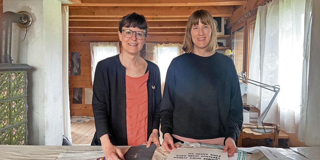 Cornelia Wolf und Laura Hilti im Atelier von Martha Büchel-Hilti, die Sprichwörter in ihren Kunstwerken verwendet.