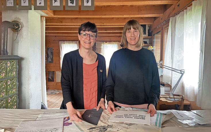 Cornelia Wolf und Laura Hilti im Atelier von Martha Büchel-Hilti, die Sprichwörter in ihren Kunstwerken verwendet.