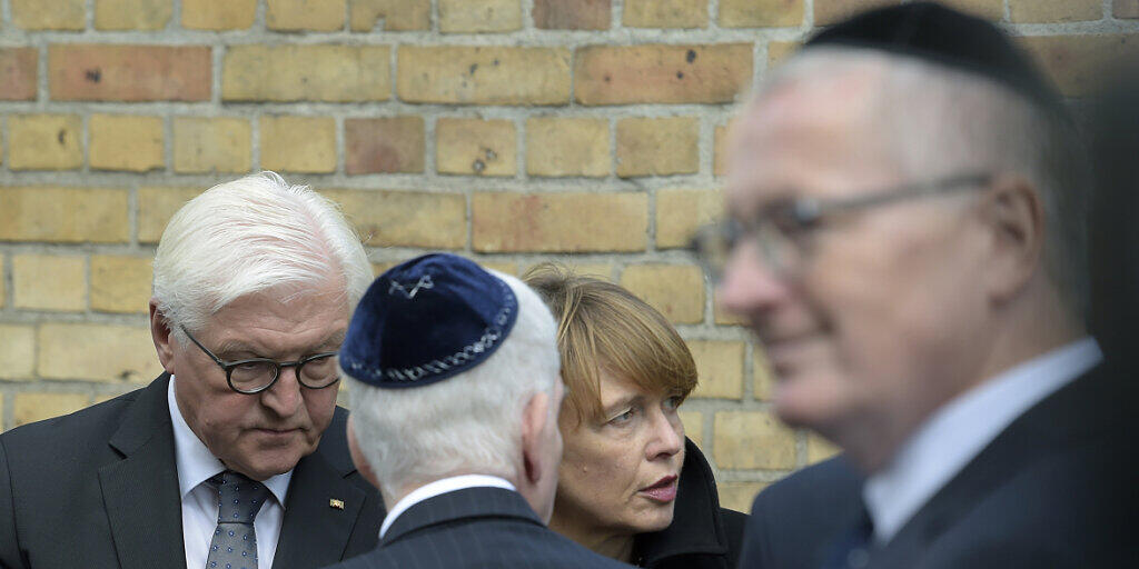 Bundespräsident Steinmeier (links) mit seiner Gattin Elke Büdenbender an der Synagoge von Halle.