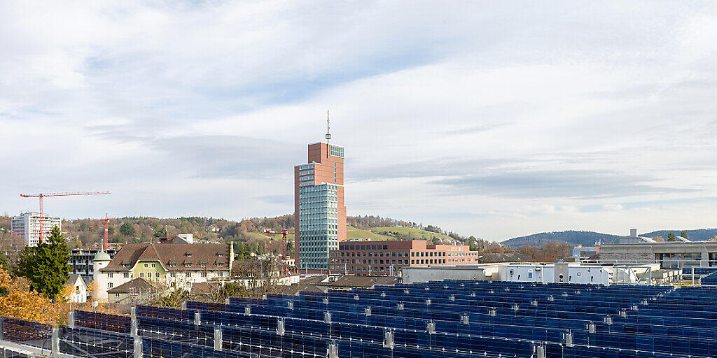 Senkrechte Solaranlagen liefern vergleichbare spezifische Energieerträge wie herkömmliche.