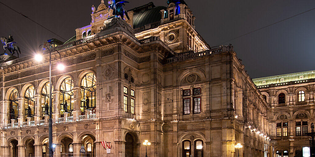 ARCHIV - Lichter vorbeifahrender Autos vor der Wiener Staatsoper am Abend. Foto: Robert Michael/dpa-Zentralbild/dpa