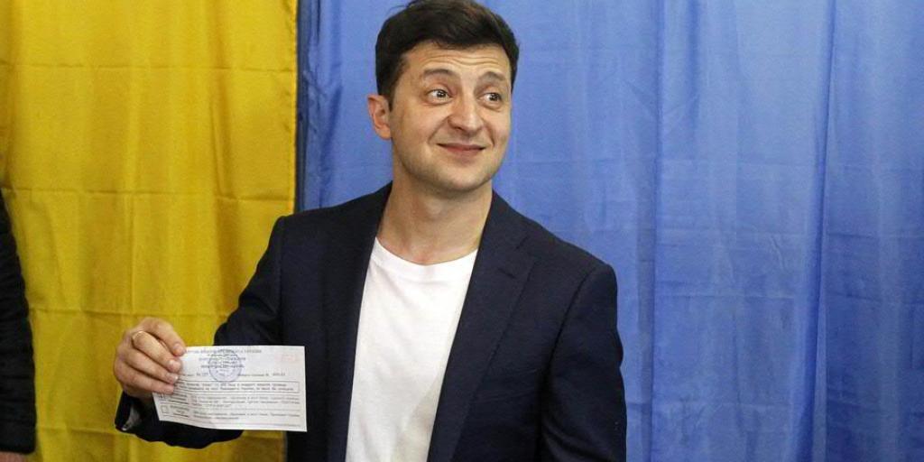 Favorit Wolodymyr Selenskyj zeigt sich bei der Stimmabgabe für die Präsidentenwahl in der Ukraine gut gelaunt und optimistisch.