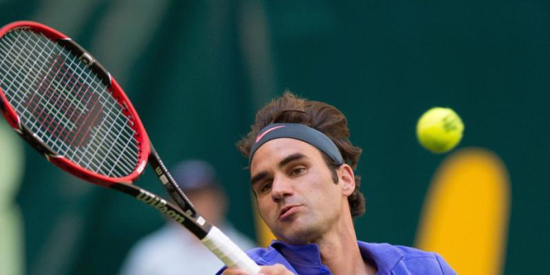 Roger Federer spielt einen Vorhand-Volley