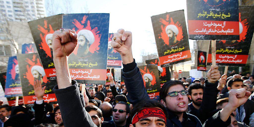 Iraner demonstrieren gegen die Hinrichtung des schiitischen Geistlichen Nimr al-Nimr in Saudi-Arabien. Saudi-Arabien nannte die Verfahren gegen den Geistlichen und 46 andere Hingerichtete "fair und gerecht".