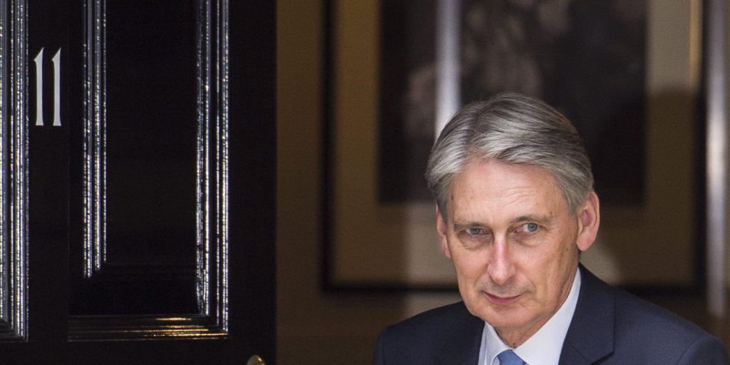 Der britische Finanzminister Philip Hammond reagiert mit einem Versprechen auf die Sorgen von Empfängern von EU-Subventionen: Die britische Regierung werde diese ersetzen. (Archivbild)