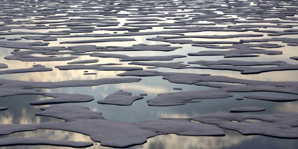 Schmelzendes Meereis in der kanadischen Arktis. Diesen Sommer ist erst zum zweiten Mal seit Beginn der satellitengestützten Erfassung die Meereisfläche in der Arktis unter vier Millionen Quadratkilometer gesunken. (Archivbild)