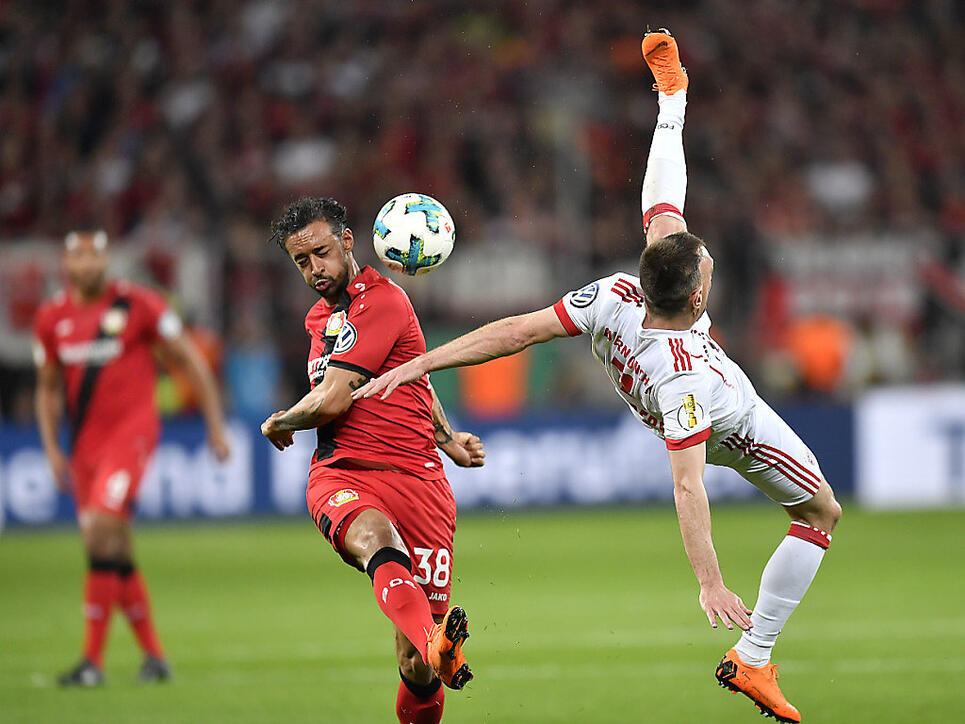 Fiel gegen die Bayern sehr negativ auf: Leverkusens Karim Bellarabi (li., gegen Franck Ribéry)