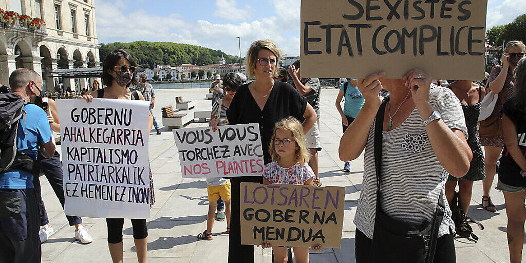 Frauen demonstrieren vor der Ankunft des französischen Innenministers Darmanin gegen dessen Besuch. Eine Frau bezichtigt Darmanin der Vergewaltigung, die Ermittlungen waren zunächst eingestellt worden - ein Berufungsgericht kippte diese Entscheidung. Foto: Bob Edme/AP/dpa