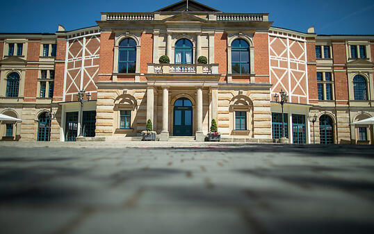ARCHIV - Das Richard-Wagner-Festspielhaus in Bayreuth. Foto: Daniel Karmann/dpa