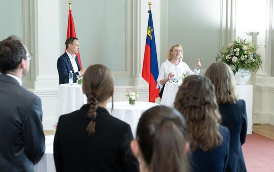 Schweizer Jungdiplomatinnen und Jungdiplomaten besuchen Liechtenstein