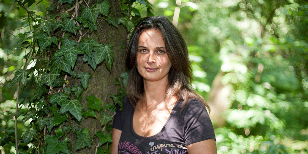 Als Umweltaktivistin lebte die US-Amerikanerin Julia Butterfly Hill zwei Jahre lang auf einem Baum. Nun soll die Geschichte der "Baumfrau" verfilmt werden. (Archivbild)