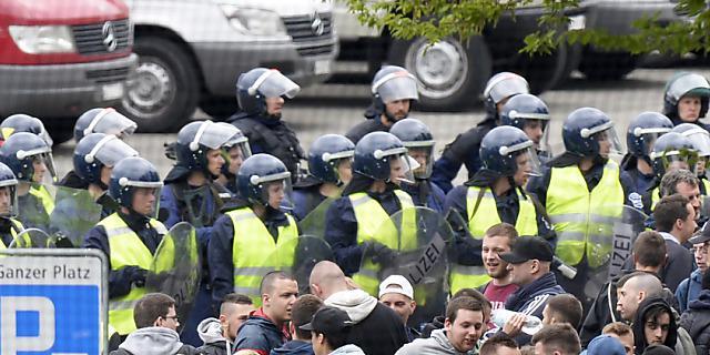 FCZ-Fans werden von Polizisten eingekesselt und durchsucht