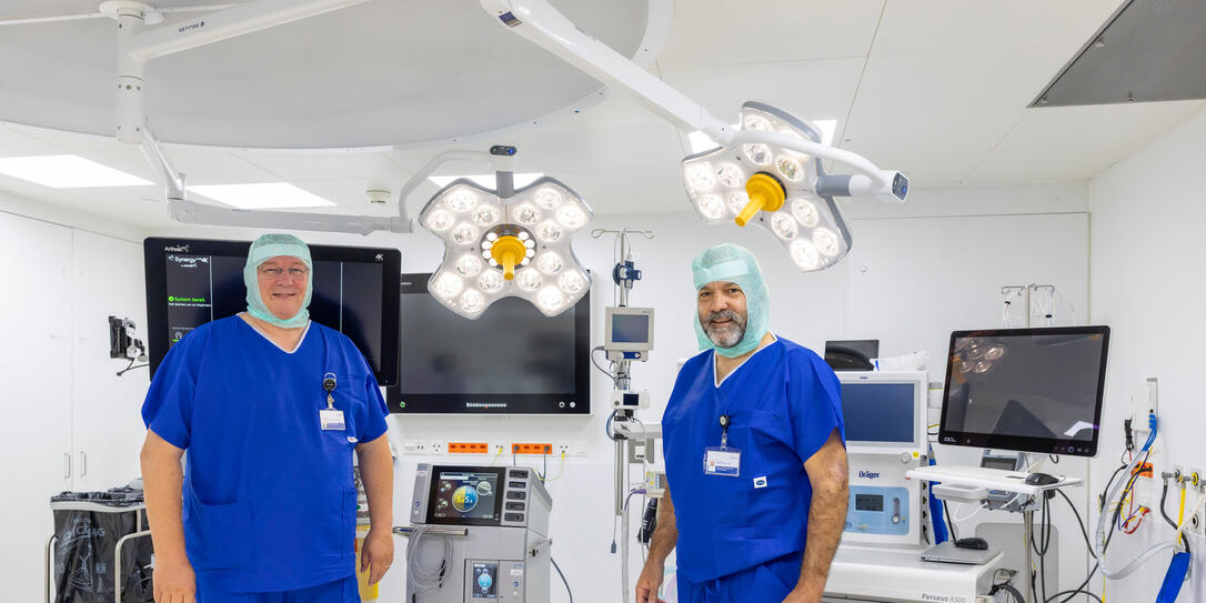 Walther Tabarelli, Chefarzt Chirurgie und Matthias Eppinger, Chefarzt Orthopädie und Traumatologie, sind in der OP-Vollmontur.