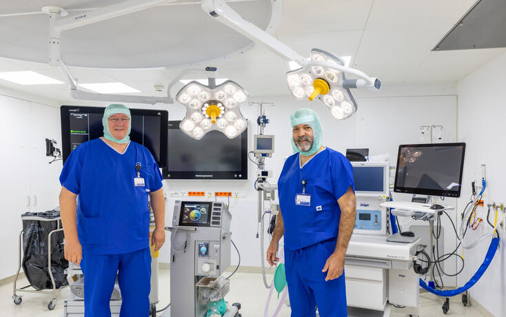 Walther Tabarelli, Chefarzt Chirurgie und Matthias Eppinger, Chefarzt Orthopädie und Traumatologie, sind in der OP-Vollmontur.