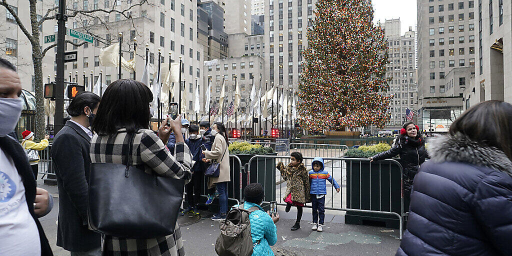 Eine der wenigen Konstanten im Vergleich zum vorherigen Jahr: der Weihnachtsbaum am Rockefeller Center. Nach einem der düstersten Jahre in der Geschichte New Yorks blickt die Metropole nach vorne. Foto: Kathy Willens/AP/dpa Eine der wenigen Konstanten im Vergleich zum vorherigen Jahr: der Weihnachtsbaum am Rockefeller Center. Nach einem der düstersten Jahre in der Geschichte New Yorks blickt die Metropole nach vorne. Foto: Kathy Willens/AP/dpa
