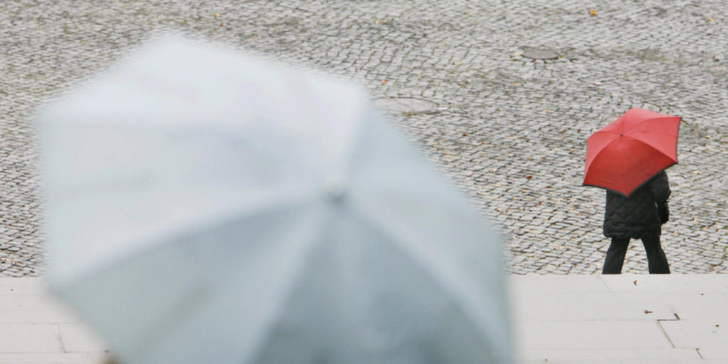 Zur Abwechslung Regenschirme: Die Hundstage haben in der Schweiz mit kühlem und regnerischem Wetter begonnen. (Archivbild) Zur Abwechslung Regenschirme: Die Hundstage haben in der Schweiz mit kühlem und regnerischem Wetter begonnen. (Archivbild)