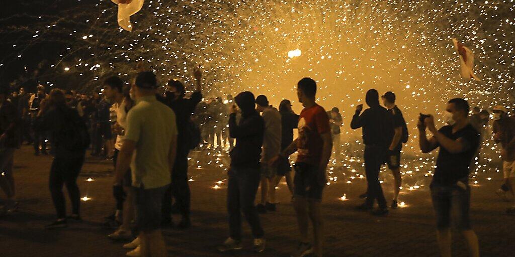 Die Polizei setzt bei einem Protest Rauchgranaten gegen Demonstranten ein. Foto: Uncredited/AP/dpa