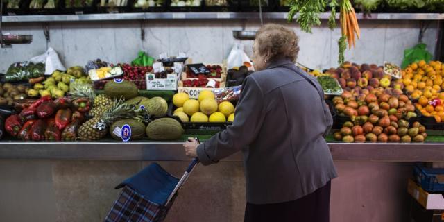 Eine Frau auf einem Markt in Barcelona (Symbolbild)