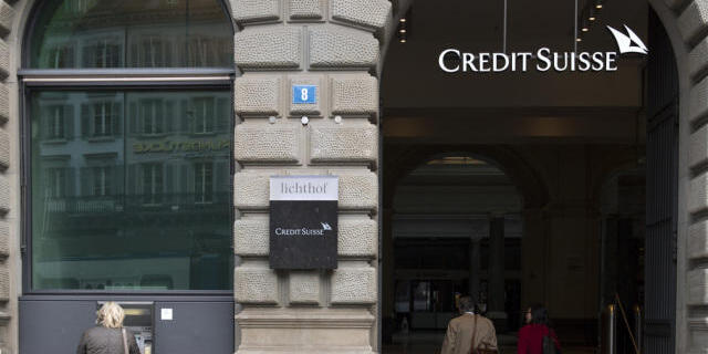 Eine Frau bezieht Geld an einem Bankomat der Credit Suisse (Archiv)
