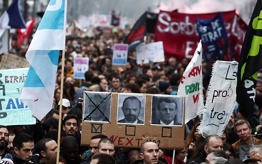 Demonstranten in Paris fordern den Rücktritt von Premierminister Edouard Philippe und Präsident Macron. Links auf dem Plakat ist Jean-Paul Delevoye abgebildet, der Rentenbeauftragte der Regierung trat am Montag nach Enthüllungen über zahlreiche Nebenjobs zurück.