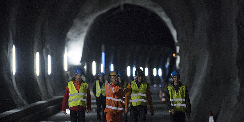 Bauarbeiter in der Rohbau-Röhre des Lötschbergtunnels: Ab 2029 könnten die Züge auch hier durchrollen.