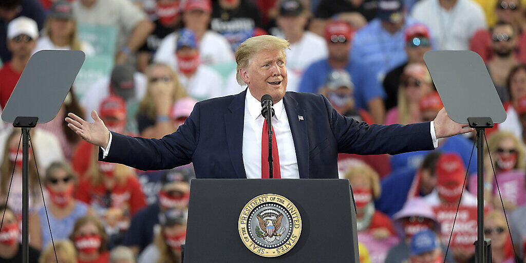 Donald Trump, Präsident der USA, spricht auf einer Wahlkampfkundgebung am Internationalen Flughafen Ocala. Foto: Phelan M. Ebenhack/AP/dpa
