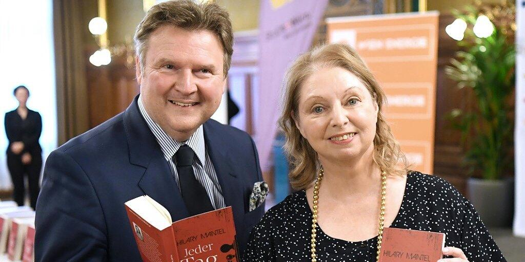 Kostenlose Lektüre: Die britische Autorin Hilary Mantel - hier mit Wiens Bürgermeister Michael Ludwig - verschenkt 100'000 Exemplare ihres Romans "Jeder Tag ist Muttertag".