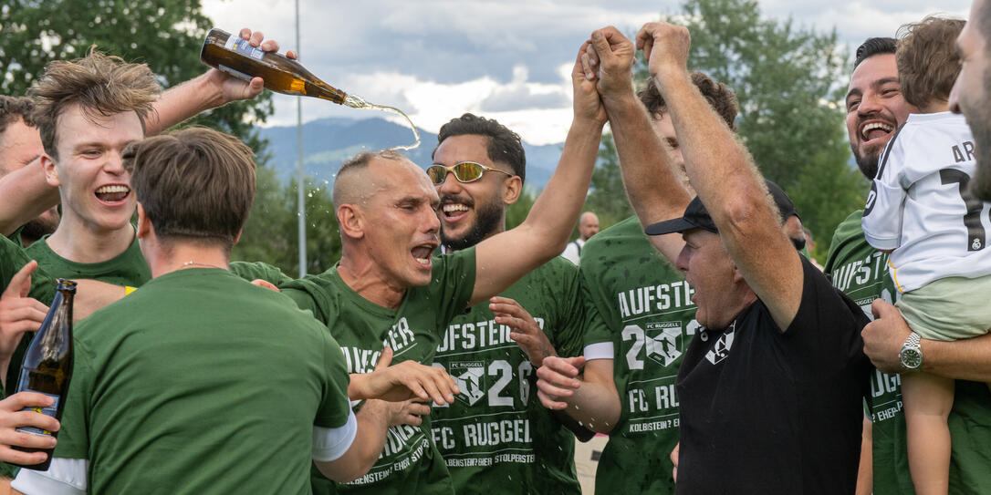 Agim Zeqiri (m.) feierte zusammen mit dem Pr&auml;sidenten Andreas Kollmann (r.) nach der Partie ausgelassen.