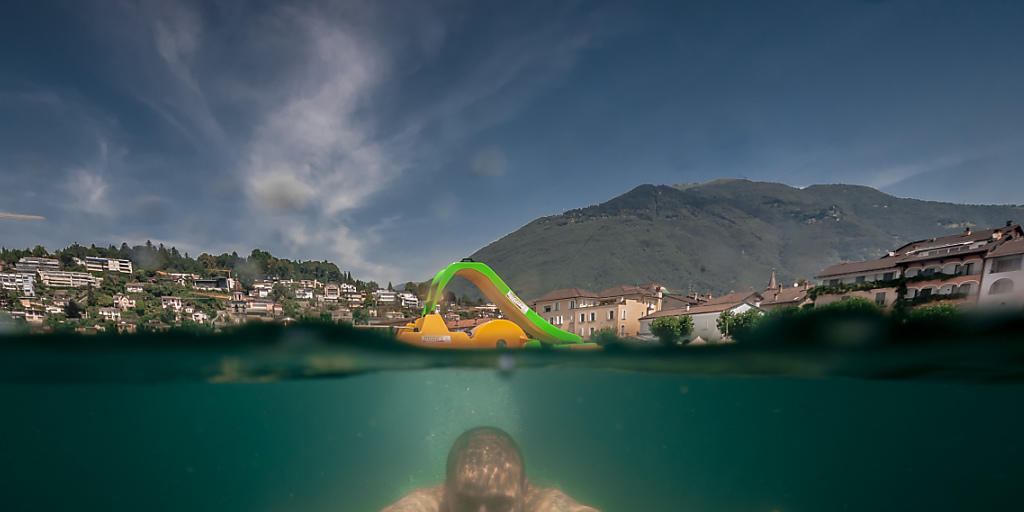 Schweizerinnen und Schweizer suchten am Wochenende die Abkühlung - wie dieser Mann am Samstag im Lago Maggiore bei Ascona.