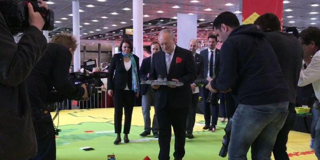Bundesrat Johann Schneider-Ammann setzt an der muba-Eröffnung in Basel ein Lego-Bundeshaus auf eine Schweizer Karte.