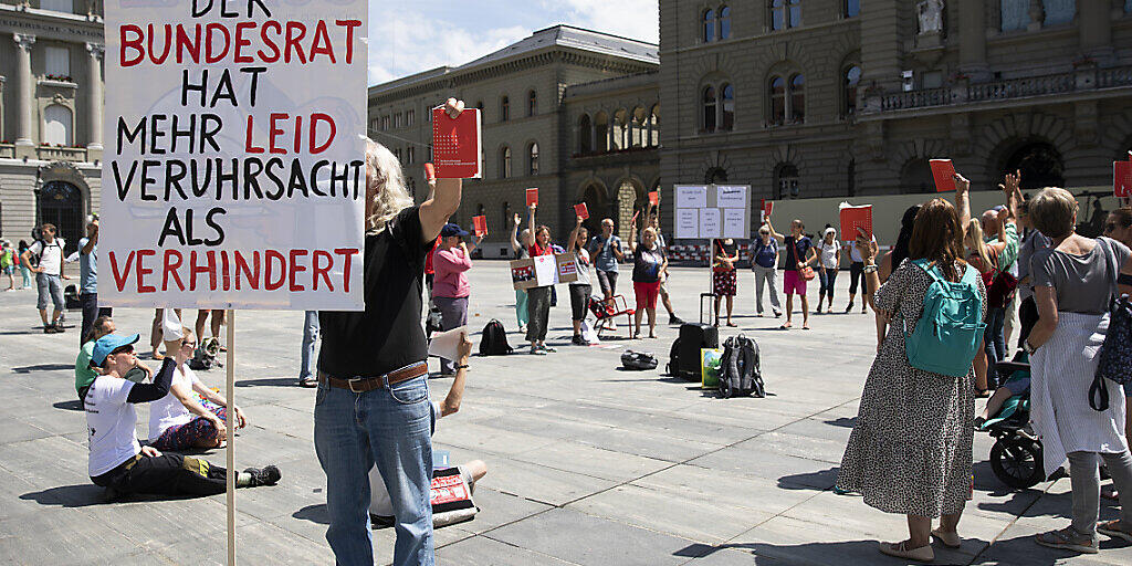Der "Verein Freunde der Verfassung" hat am Dienstag die Unterschriftensammlung für das Referendum gegen das Covid-19-Gesetz gestartet. Bei einer Demonstranten gegen Corona-Massnahmen des Bundes haben im Juli Demonstranten ein Exemplar der Bundesverfassung hochgehalten. (Archivbild)