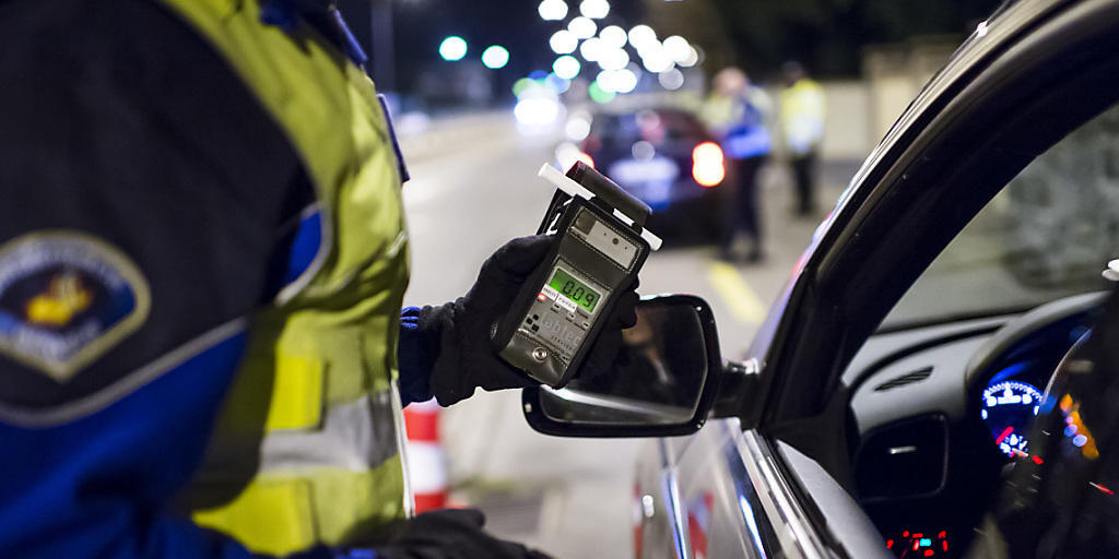 Wer nach einem positiven Alkoholtest den Führerschein behalten oder wiedererlangen will, muss sich in schweren Fällen einer verkehrsmedizinischen Kontrolle stellen. Das ist laut Preisüberwacher mit hohen Kosten verbunden. (Symbolbild)