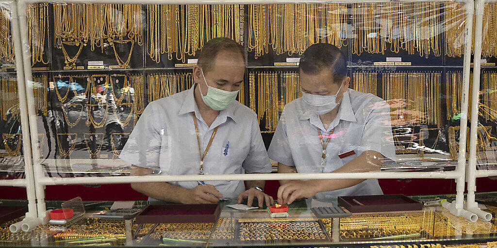 Der Goldpreis ist gestiegen: Juweliere mit Goldschmuck in Thailand vor rund einer Woche. Der Goldpreis ist gestiegen: Juweliere mit Goldschmuck in Thailand vor rund einer Woche.