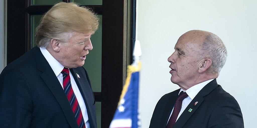 US-Präsident Trump (links) empfängt Bundespräsident Maurer vor dem Weissen Haus in Washington.