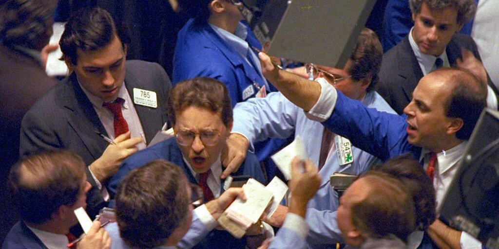 Tumultartige Szenen an der New Yorker Börse am "Schwarzen Montag" vor genau 30 Jahren. Der Dow Jones stürzte innert weniger Stunden um fast 23 Prozent ab. (Archivbild)