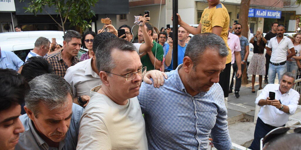 Der Streit zwischen den USA und der Türkei um den unter Hausarrest gestellten Pastor Andrew Brunson (Mitte) eskaliert: Das Weisse Haus hat Sanktionen gegen die Türkei verhängt. (Archivbild)