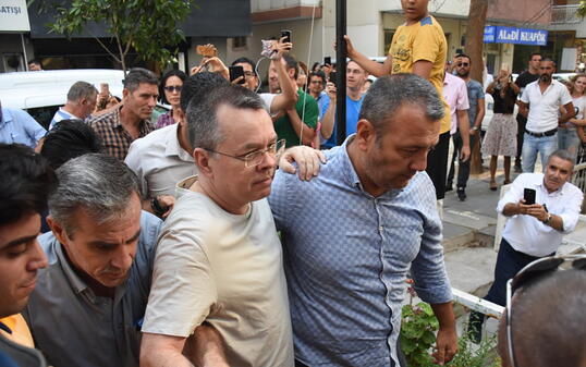 Der Streit zwischen den USA und der Türkei um den unter Hausarrest gestellten Pastor Andrew Brunson (Mitte) eskaliert: Das Weisse Haus hat Sanktionen gegen die Türkei verhängt. (Archivbild)
