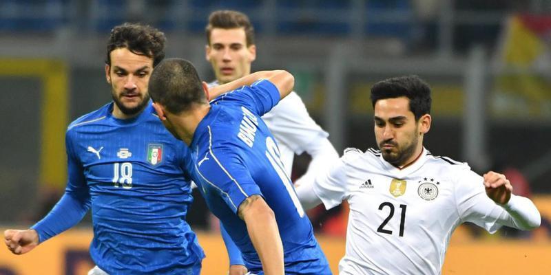 Viel Kampf und Krampf zwischen Italien (mit Marco Parolo und Leonardo Bonucci, Mitte) und Deutschland (Ilkay Gündogan)
