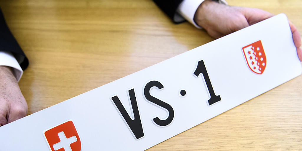 Die Autonummer "VS 1" wird zwischen dem 15. Februar und dem 14. März über die Webseite des Walliser Strassenverkehrs- und Schifffahrtsamtes versteigert. Die Autonummer "VS 1" wird zwischen dem 15. Februar und dem 14. März über die Webseite des Walliser Strassenverkehrs- und Schifffahrtsamtes versteigert.