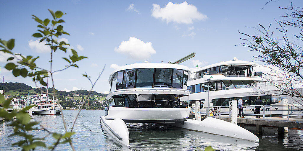 Das neuste Schiff der Schifffahrtsgesellschaft des Vierwaldstaettersees heisst MS Bürgenstock und stach am Donnerstag zum ersten Mal in See. Neben ihm steht das nach einer Havarie reparierte MS Diamant.