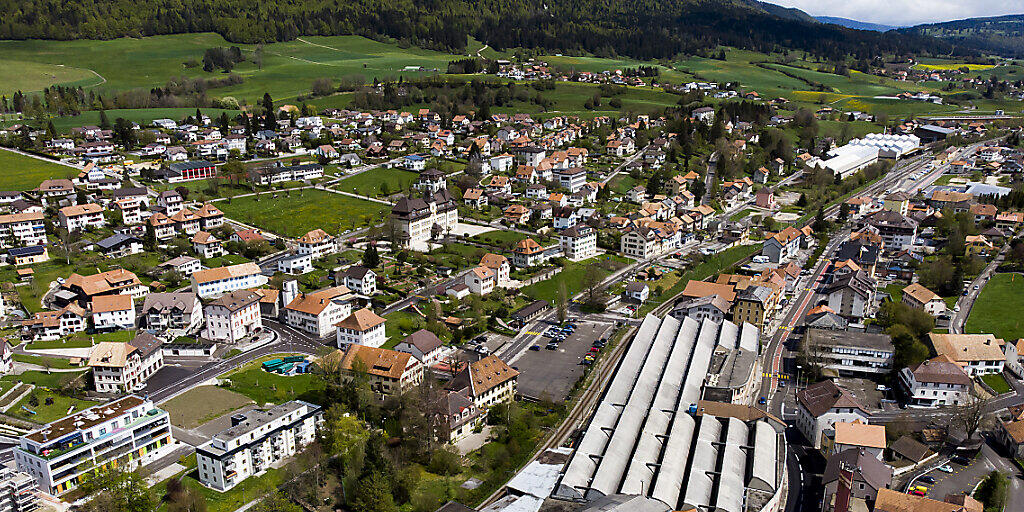 Das Werk von Swissmetal in Reconvilier (im Vordergrund) prägt das Ortsbild dieses bernjurassischen Dorfes. (Archivbild) Das Werk von Swissmetal in Reconvilier (im Vordergrund) prägt das Ortsbild dieses bernjurassischen Dorfes. (Archivbild)