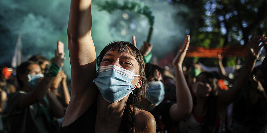dpatopbilder - Aktivistinnen nehmen vor dem Kongress an einer Demonstration für die Entkriminalisierung von Abtreibungen teil, während die Gesetzgeber über einen Gesetzentwurf zur Legalisierung debattieren. Foto: Natacha Pisarenko/AP/dpa