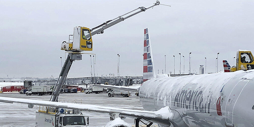 Flughafen Chicago: Starke Schneefälle haben auch am Montag (Ortszeit) zu zahlreichen Flugausfällen in den USA geführt. Flughafen Chicago: Starke Schneefälle haben auch am Montag (Ortszeit) zu zahlreichen Flugausfällen in den USA geführt.