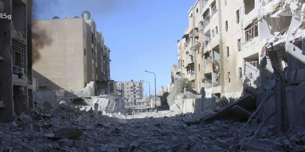 Aufnahme eines von Luftangriffen der syrischen Armee getroffenen östlichen Quartiers von Aleppo. Kein einziges Viertel von Ost-Aleppo sei von den Bombardements verschont worden, erklärte die in Grossbritannien ansässige Beobachtungsstelle für Menschenrechte. Aufnahme eines von Luftangriffen der syrischen Armee getroffenen östlichen Quartiers von Aleppo. Kein einziges Viertel von Ost-Aleppo sei von den Bombardements verschont worden, erklärte die in Grossbritannien ansässige Beobachtungsstelle für Menschenrechte.
