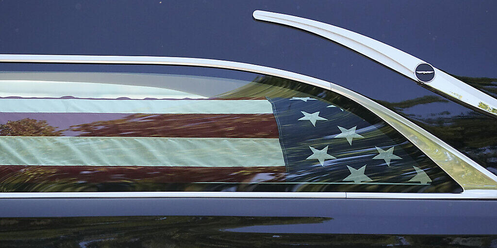 dpatopbilder - Der mit einer amerikanischen Flagge bedeckte Sarg mit dem Leichnam der US-Richterin Ruth Bader Ginsburg wird in einem Auto zum Supreme Court in Washington gebracht. Dort soll er aufgebahrt werden. Foto: J. Scott Applewhite/AP/dpa