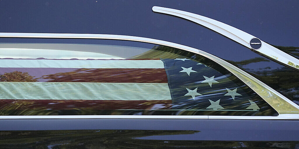 dpatopbilder - Der mit einer amerikanischen Flagge bedeckte Sarg mit dem Leichnam der US-Richterin Ruth Bader Ginsburg wird in einem Auto zum Supreme Court in Washington gebracht. Dort soll er aufgebahrt werden. Foto: J. Scott Applewhite/AP/dpa dpatopbilder - Der mit einer amerikanischen Flagge bedeckte Sarg mit dem Leichnam der US-Richterin Ruth Bader Ginsburg wird in einem Auto zum Supreme Court in Washington gebracht. Dort soll er aufgebahrt werden. Foto: J. Scott Applewhite/AP/dpa